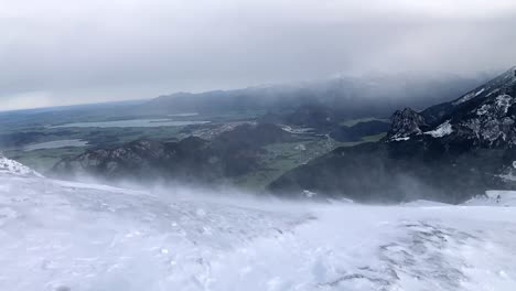 movimiento lento de la nieve siendo soplado alrededor en la cima de la montaña breitenberg en los alpes bávaros cerca de pfrontten