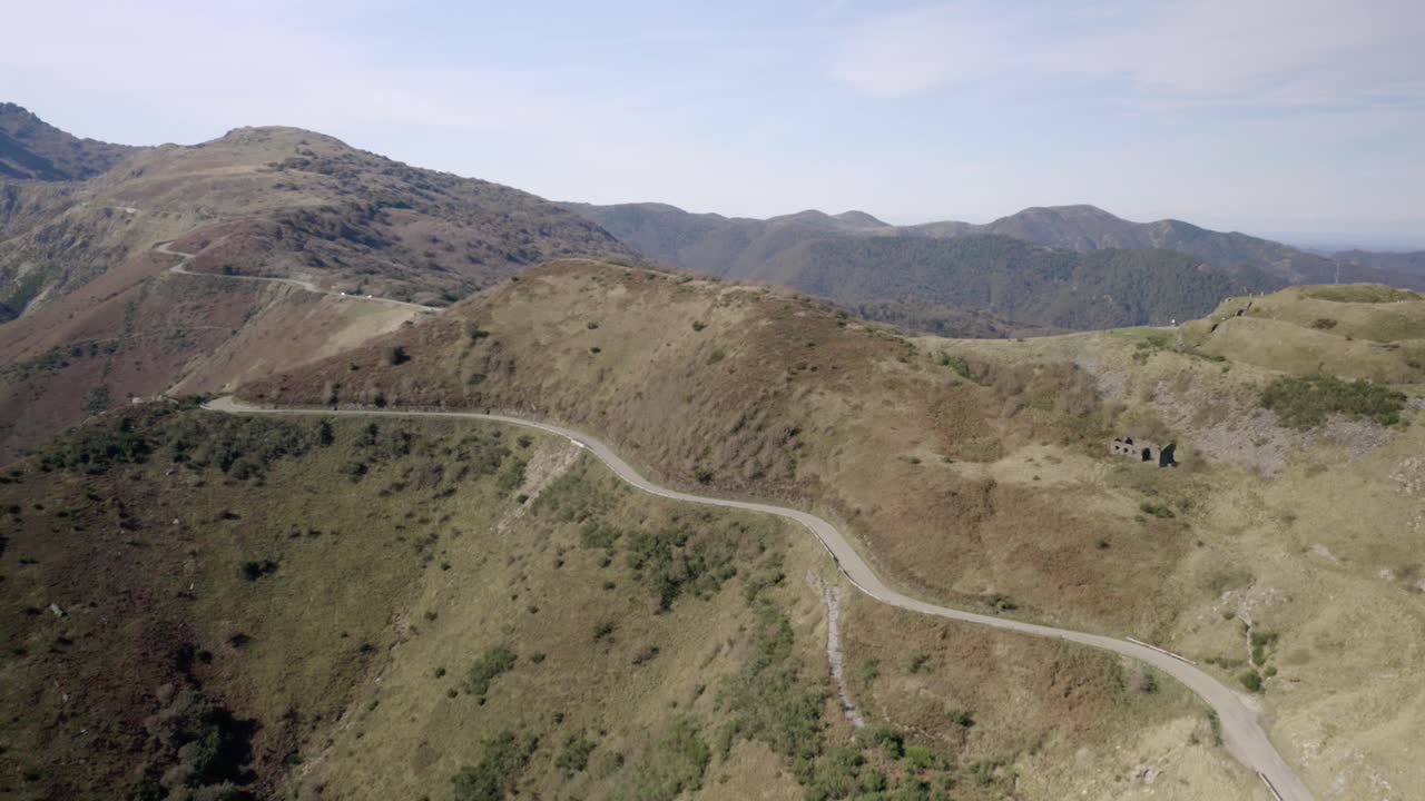 vista aérea a través de algunas montañas en italia