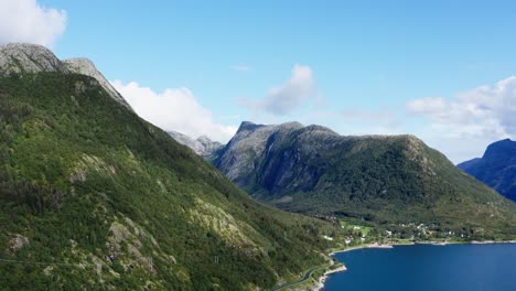 ruta escénica noruega helgelandskysten a lo largo de los fiordos y las montañas