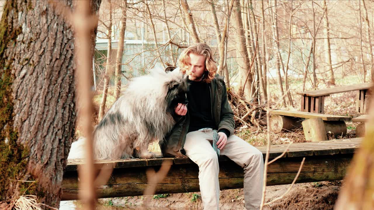 они сидят там, как два брата