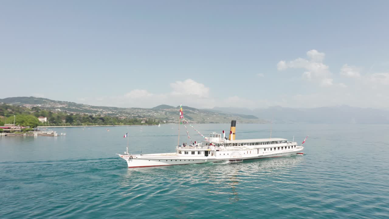 제네바 호수 에 있는 고전적 인 증기 동력 크루즈 선박 의 영상