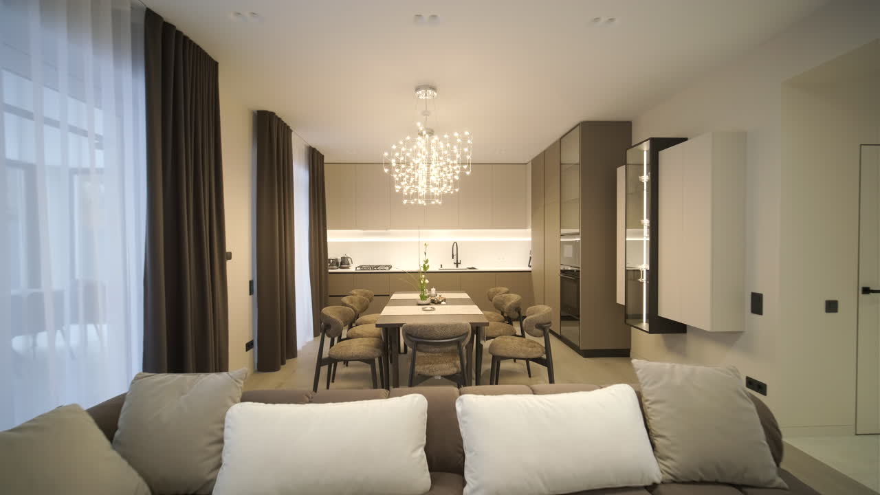 Amplia y moderna sala de estar, comedor y cocina de concepto abierto