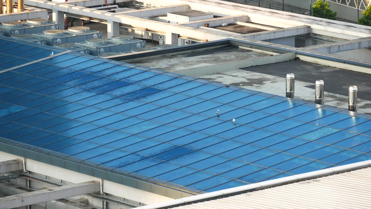 vista de la azotea de un edificio con techo de vidrio y sistemas de ventilación