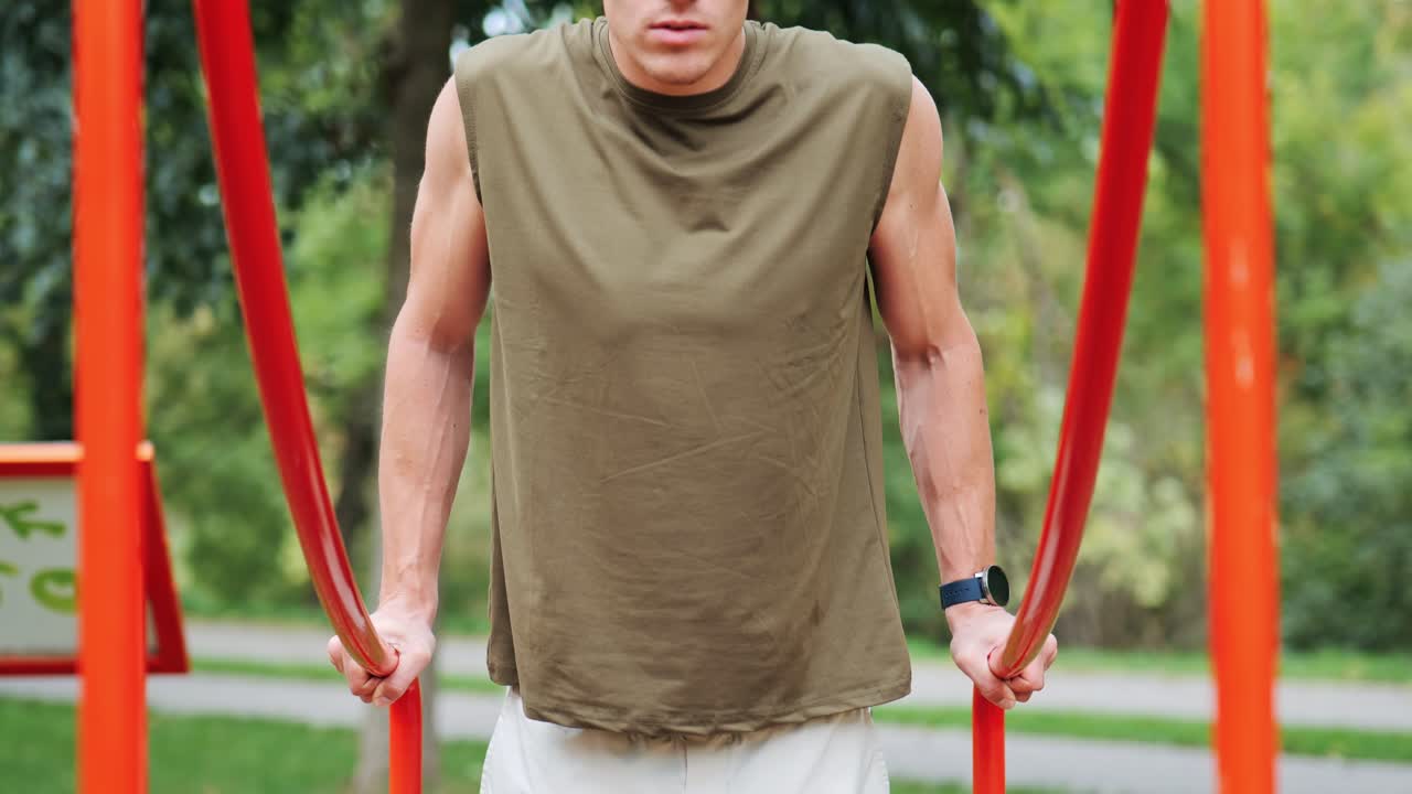 공원 에 있는 레드 스포츠 시설 에서 집중적 인 젊은 운동 선수 의 체력 훈련