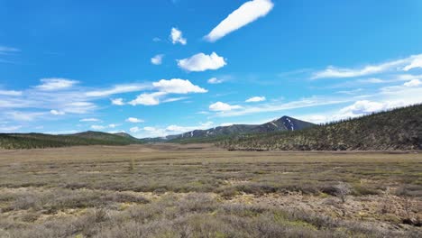 Una-Vista-Panorámica-De-Un-Valle-Montañoso-En-Siberia,-Rusia,-En-Un-Claro-Día-De-Verano