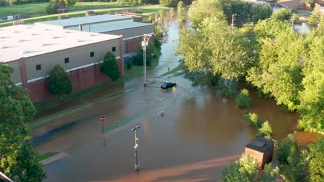 Car-drives-into-flooded-street