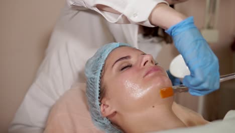 mujer recibiendo un tratamiento facial