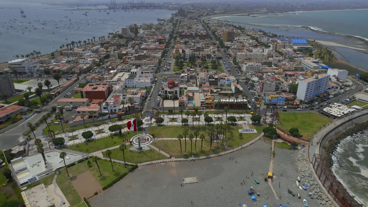 Vista aerea panoramica di una vivace città costiera e spiaggia.