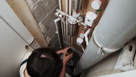 fontanero que fija tubos de agua