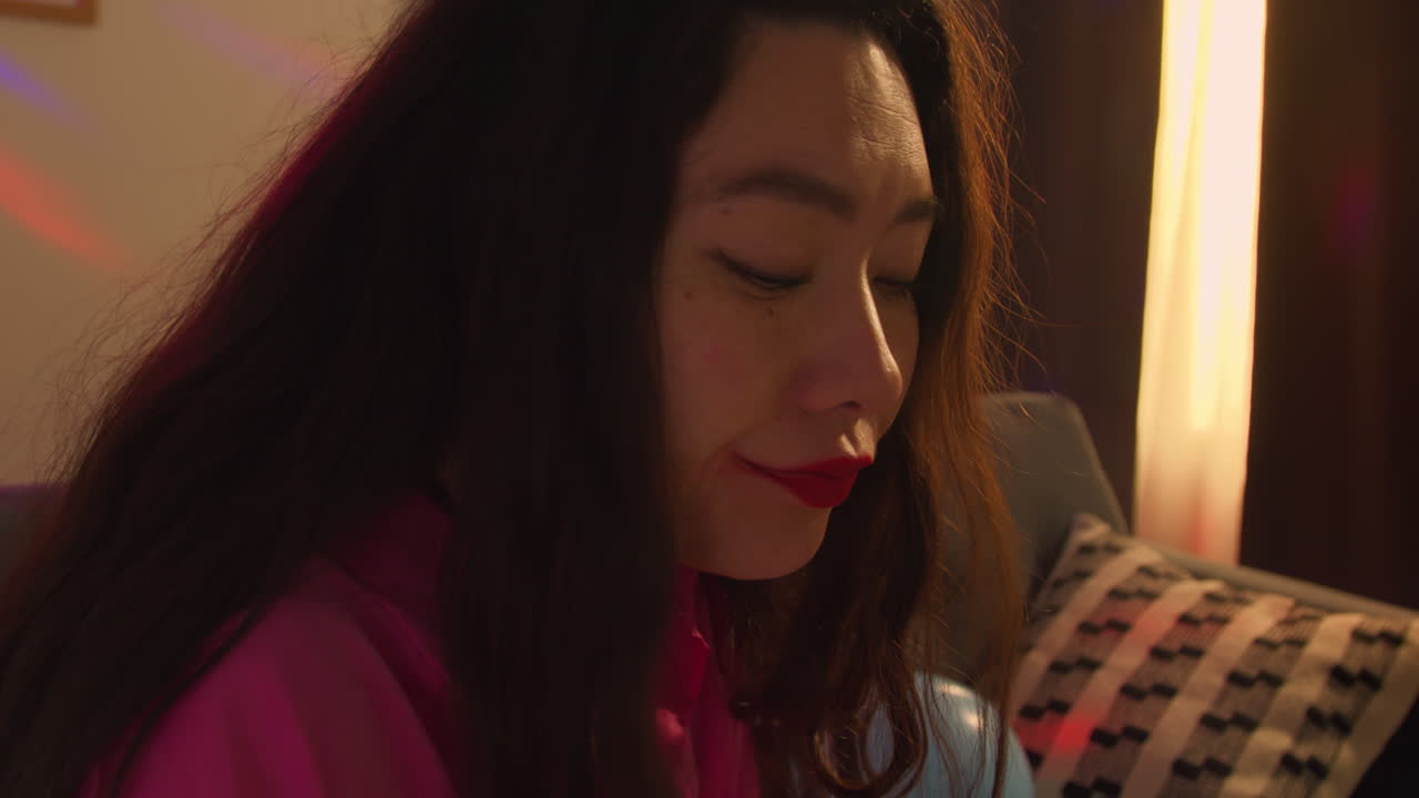 집 파티에서 술을 마신 후 소파에서 깨어난 여성은 숙취로 고통받고 있습니다.