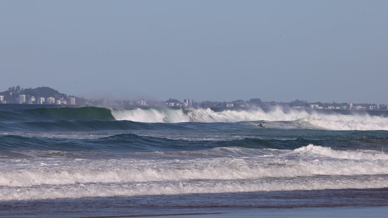 해변 에 부히는 바다 물결 의 순차적 인 모습