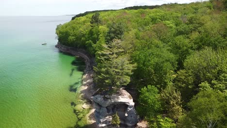 Chapel-Rock-Formation-and-Rocky-Coastline-at-Pictured-Rocks-National-Shoreline,-Michigan