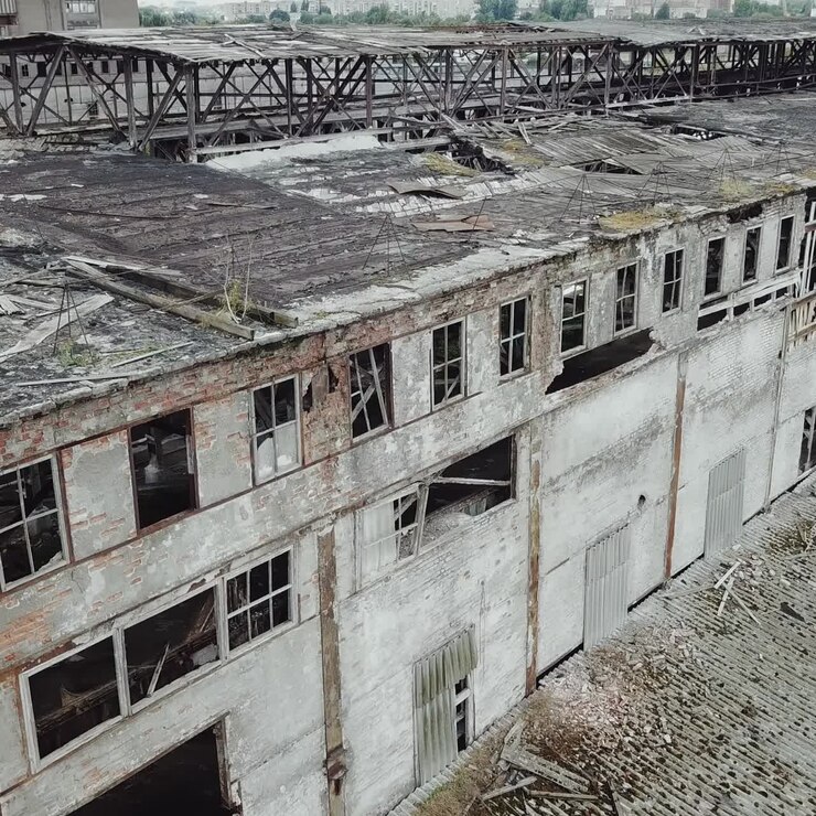 Prédio industrial abandonado e em ruínas, conceito de ruínas e demolição. Vista aérea.