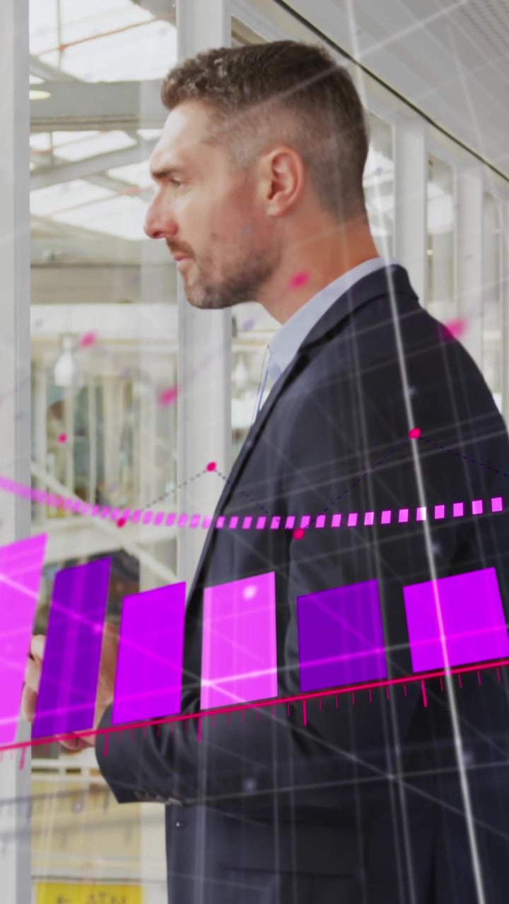 Animazione di elaborazione dati statistici su un uomo d'affari caucasico che usa lo smartphone in ufficio