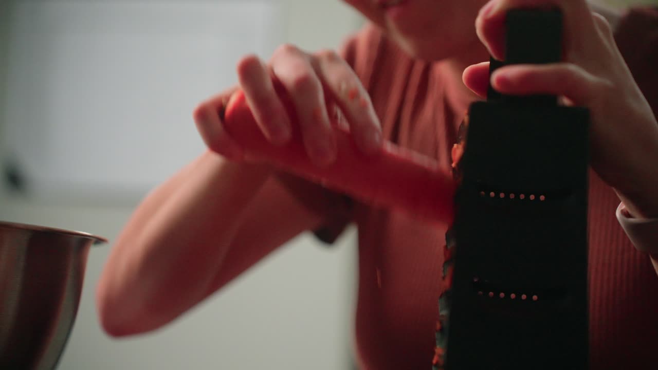 mujer asiática trabajando duro triturando zanahorias a mano