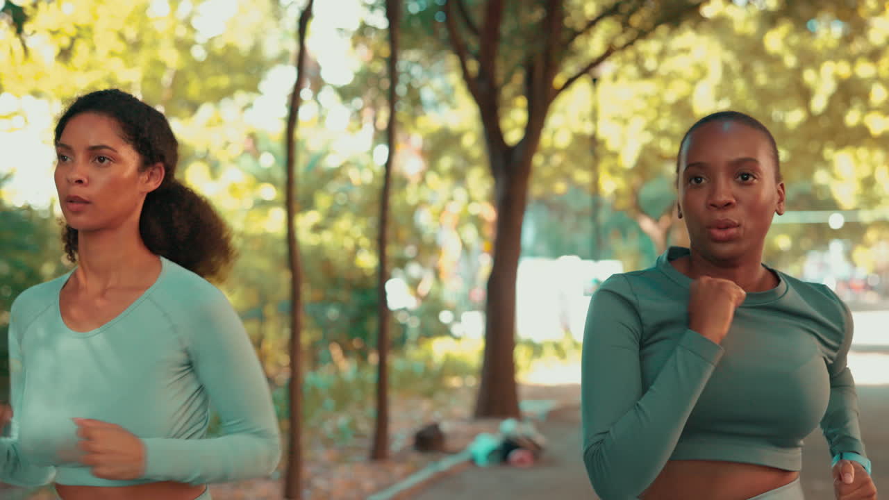 corredora mujeres, amigos y fitness en el parque