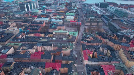 un dron aéreo de estocolmo voló alto sobre los edificios residenciales de la ciudad junto a las calles de suecia durante la noche.