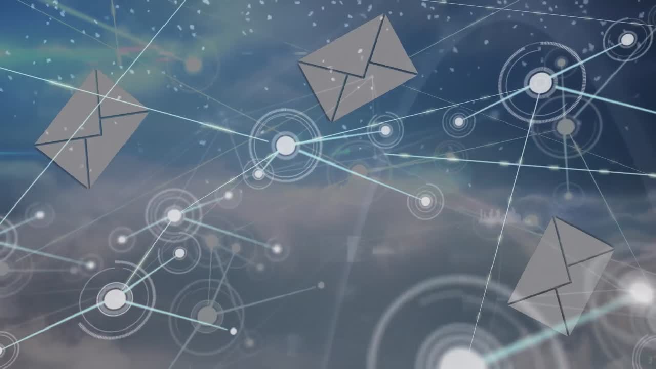 Animation af netværk af forbindelser og kuvertikoner over himmel med skyer