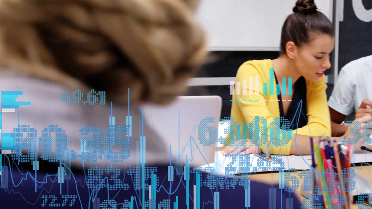 animación de procesamiento de datos financieros sobre personas que trabajan en la oficina