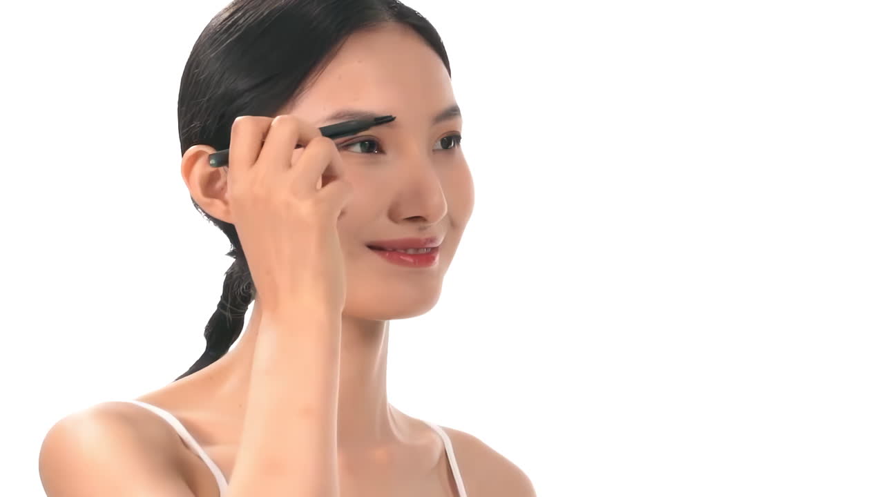 joven profesional sonriente con muchos pinceles de maquillaje, rodeada de una variedad de cosméticos, sombrillas y lápices de labios