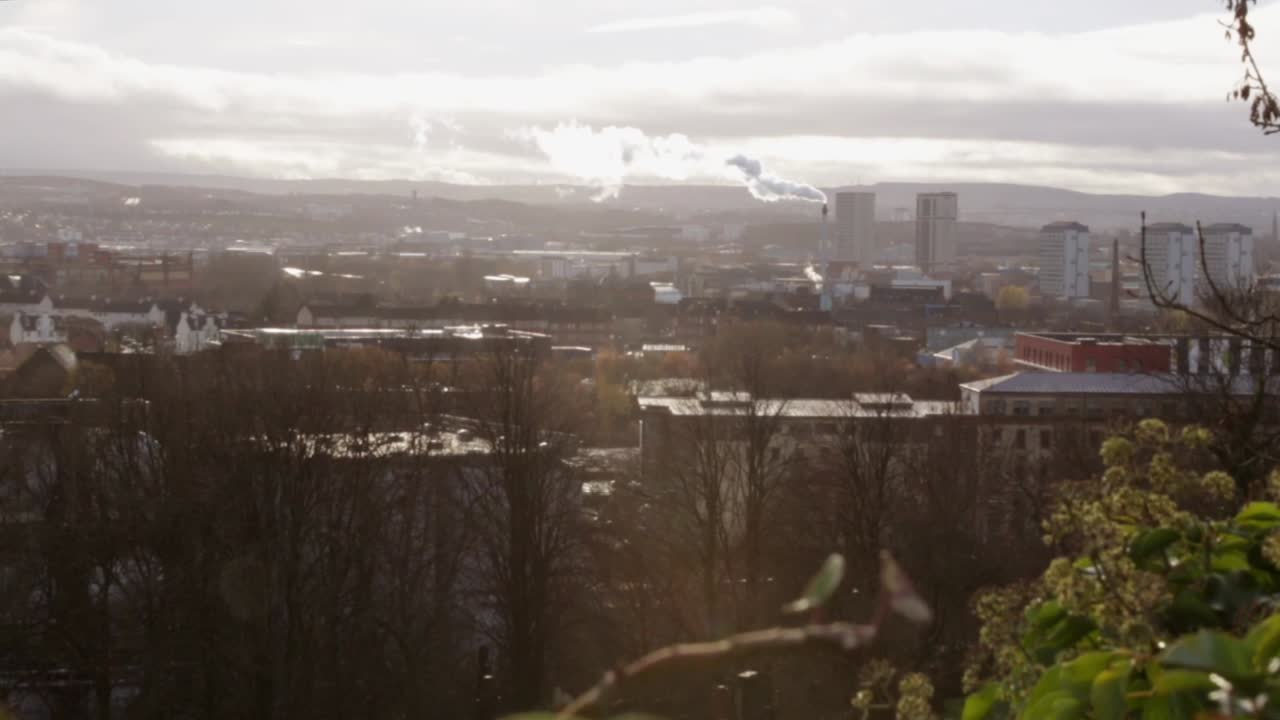 vista superior de lapso de tiempo de la ciudad con vapor que fluye en las nubes de viento y la vida de la ciudad debajo