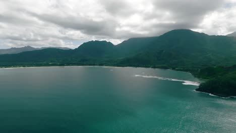 Hanalei-Bay-Y-Halelea-Forest-Reserve-En-El-Fondo,-En-La-Isla-De-Kauai,-Hawaii