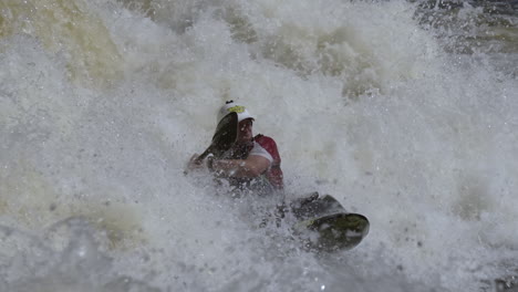 Kayak-En-Aguas-Bravas-Cerrar-Chapoteando-Remando