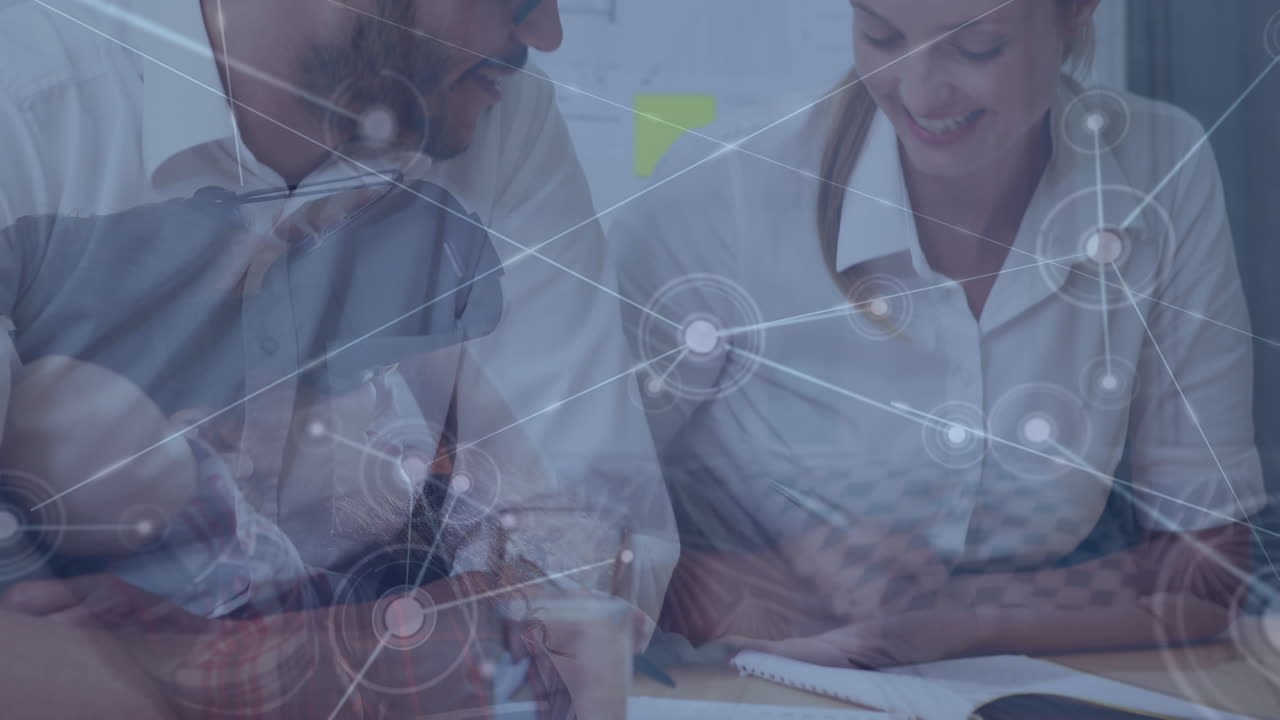 animación de conexiones sobre la sección media de diversos diseñadores hablando y trabajando