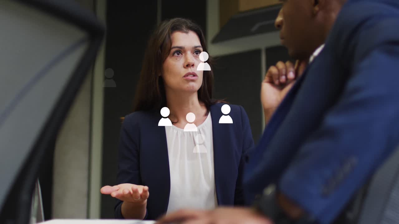 animación de iconos de los medios sobre diversas personas de negocios en la oficina