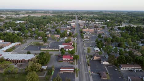 ciudad americana con pequeños edificios y calles, vista aérea de aviones no tripulados