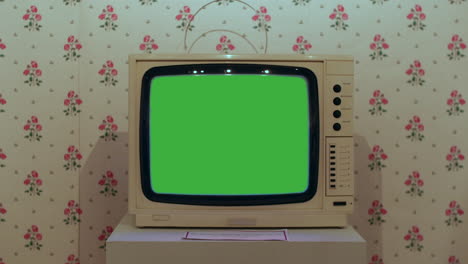 un televisor de 1980