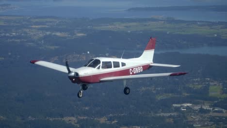 avión piper pa-28 guerrero volando, disparado desde otro avión