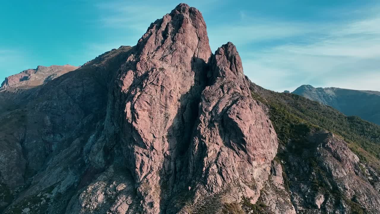 picos de montañas rocosas con cielos azules claros
