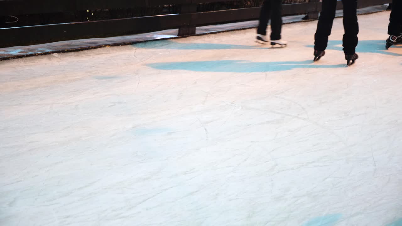 밤에 아이스 스케이팅