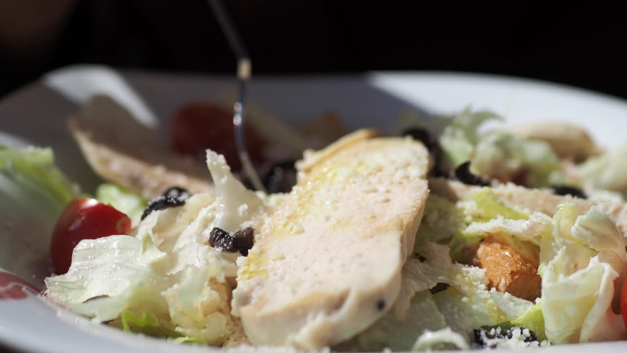 구운 닭고기와 시저 샐러드