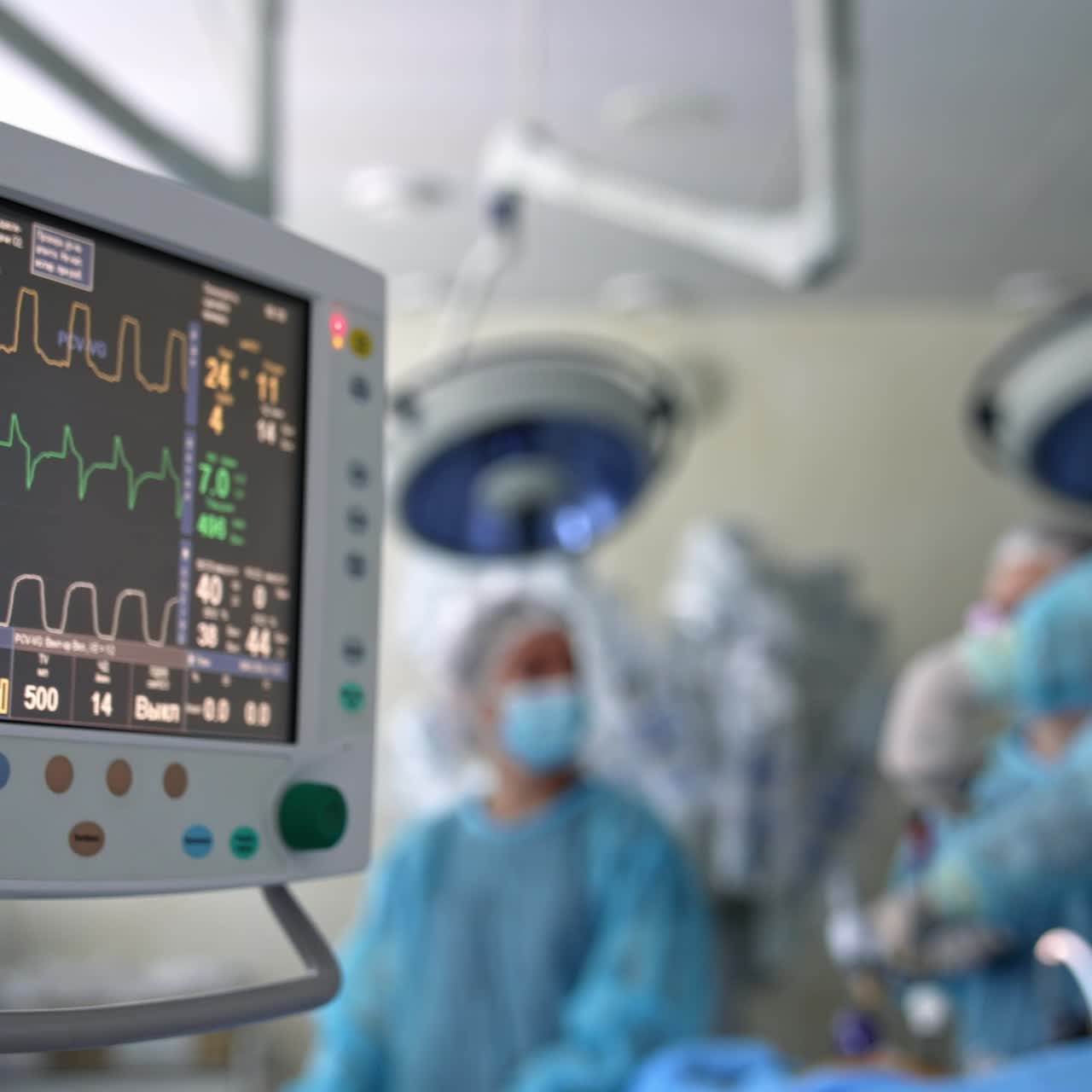 Monitor della frequenza cardiaca in sala operatoria. Monitoraggio cardiaco del paziente in sala operatoria in ospedale.