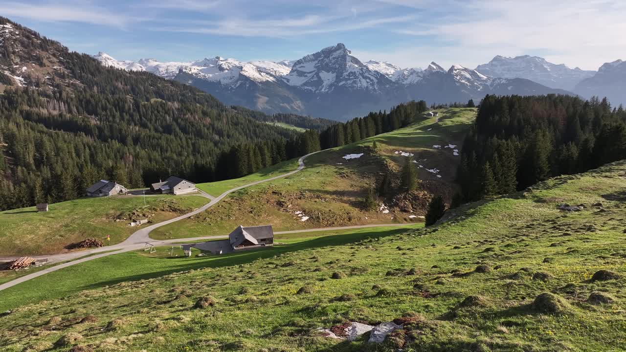 vista de un avión no tripulado de una montaña en suiza
