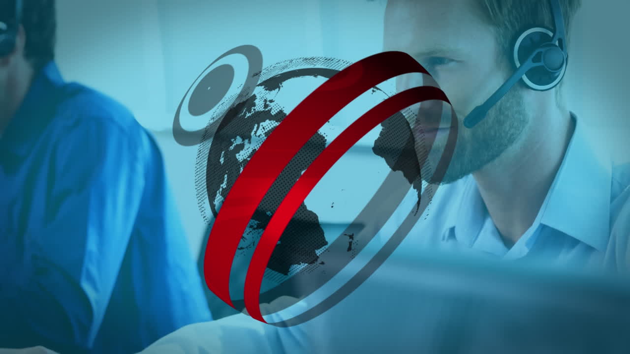 анимация вращающегося глобуса против кавказского мужчины в телефонных наушниках, работающего в офисе