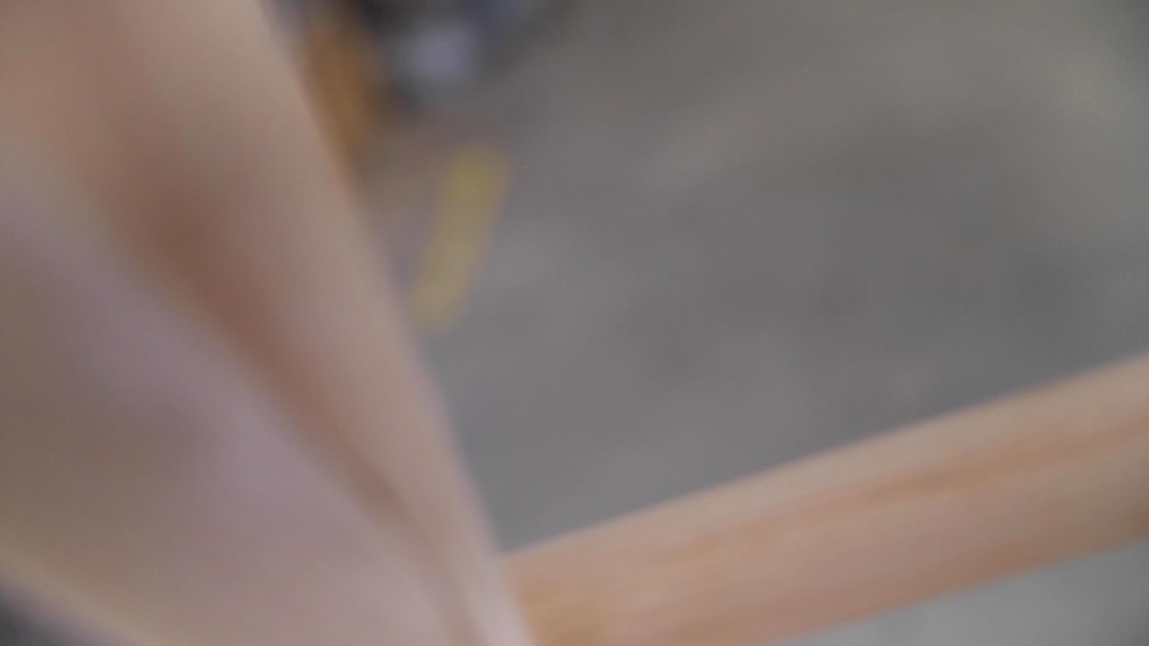 그의 작업장에서 일하는 숙련된 목수