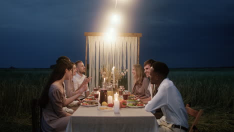 celebración de la boda en la noche