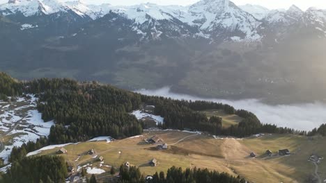 Amden-Weesen-Suiza-Inclinación-Lenta-Hacia-Abajo-Mirar-Casas-En-La-Ladera