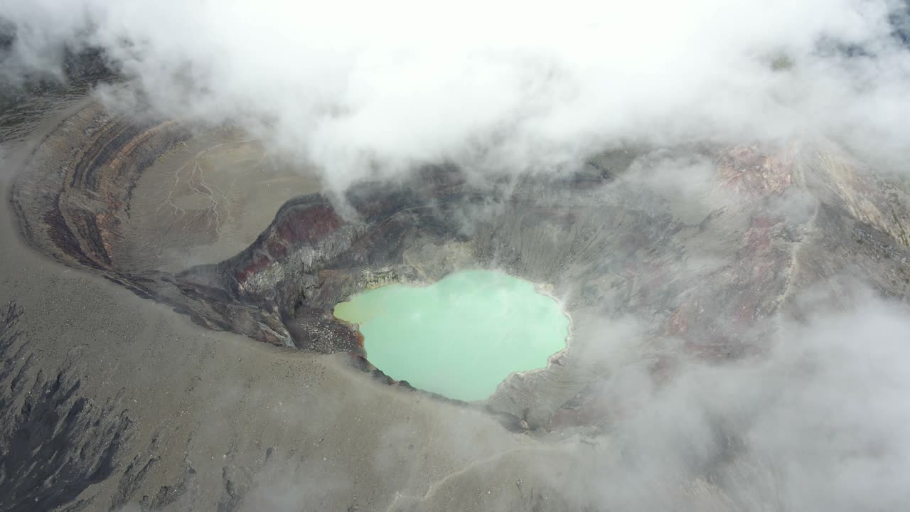 дронный вид вулкана санта-ана в сальвадоре с кратером и окружающим ландшафтом