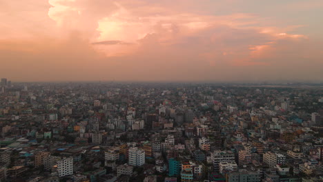 Antena-De-Un-Hermoso-Cielo-Rosado-Sobre-La-Región-Metropolitana-De-Dhaka-bangladesh