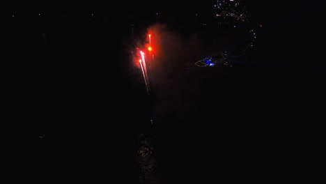 una vista aérea de drones de la explosión de fuegos artificiales por la noche en el mar