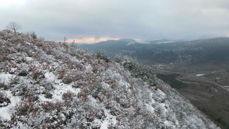 서사시 겨울 숲 높은 산 공중