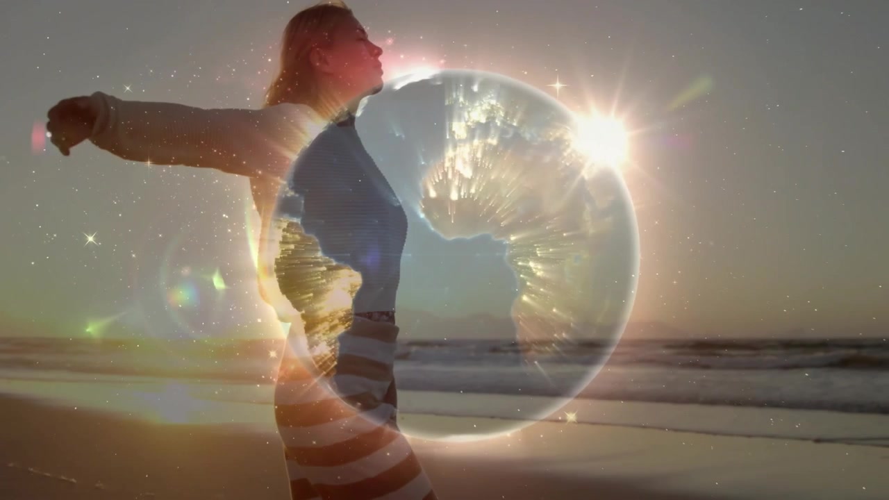 Mulher mudando o peso na praia levantando os braços enquanto globo emergente brilha nas ondas para o meio ambiente.