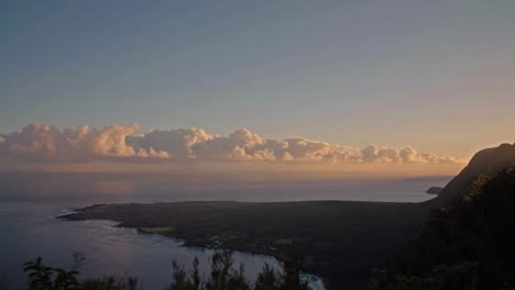 Hermoso-Lapso-De-Tiempo-De-Nubes-Moviéndose-Al-Atardecer-Sobre-La-Isla-De-Molokai-Hawaii-1