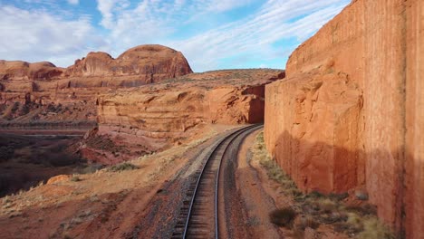 Vista-Aérea-Superior-De-Los-Ferrocarriles-Rectos-Y-Vacíos-De-Un-Solo-Sentido-En-Un-Día-Soleado-De-Verano-En-El-Cañón-De-Roca-Roja-En-Las-Vegas,-Nevada,-Estados-Unidos,-Con-Un-Ferrocarril-Interminable-Sin-Tren