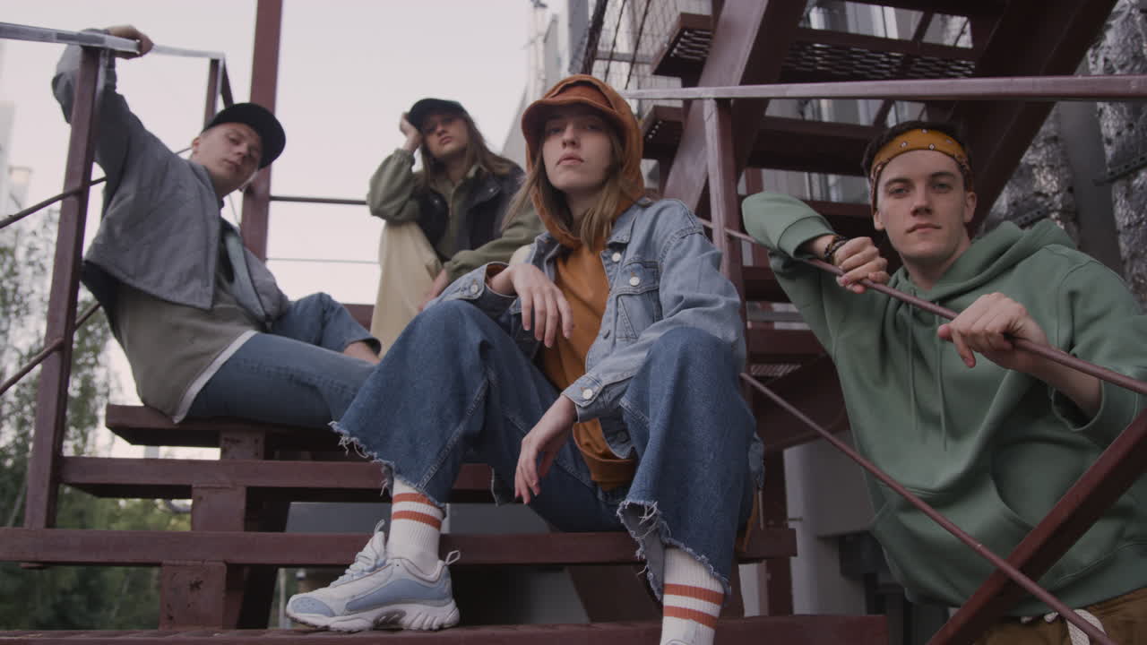 молодые люди на лестнице.