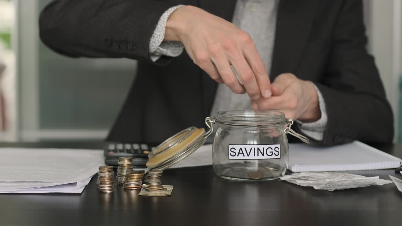 Uomo d'affari distribuisce il budget contando le monete.
